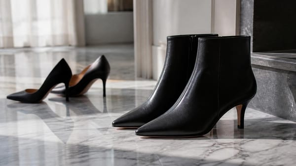 Adieu les escarpins : Karine Le Marchand (57 ans) porte la tendance chaussure tout aussi chic qui va avec tout