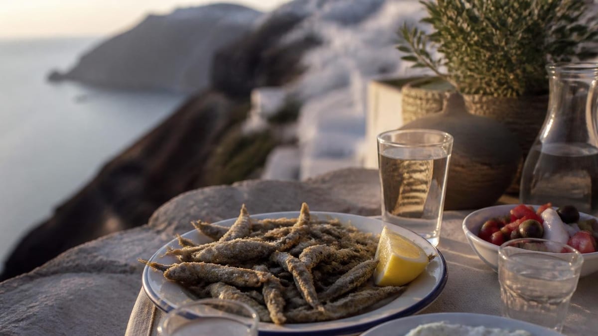 Les marides, petits poissons frits dorés et croquants, incarnent l'esprit de la Méditerranée. Une tradition culinaire